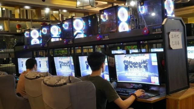 青山湖公安分局网安大队深入辖区网吧开展反诈宣传工作