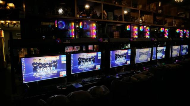 青山湖公安分局网安大队深入辖区网吧开展反诈宣传工作